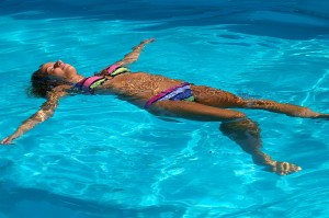 800px-Woman_enjoys_a_swimming_pool